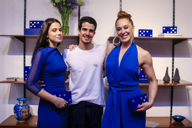 Claudia Raia prestigia evento fashion ao lado dos filhos, Enzo e Sophia