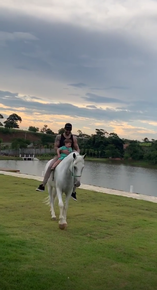 Gusttavo Lima andando de cavalo com Gabriel