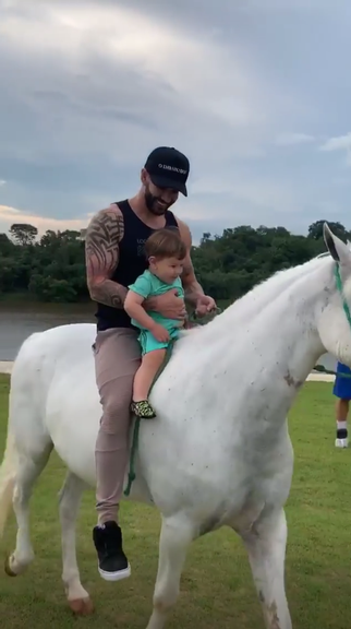 Gusttavo Lima andando de cavalo com Gabriel