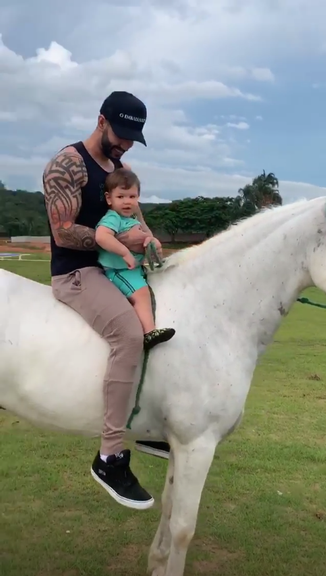 Gusttavo Lima andando de cavalo com Gabriel