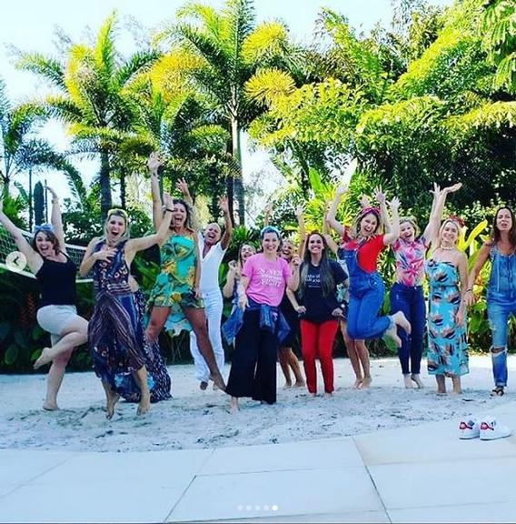 Xuxa Meneghel recebe ex-paquitas em sua casa