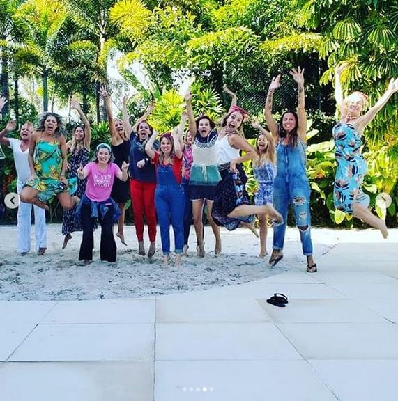 Xuxa Meneghel recebe ex-paquitas em sua casa