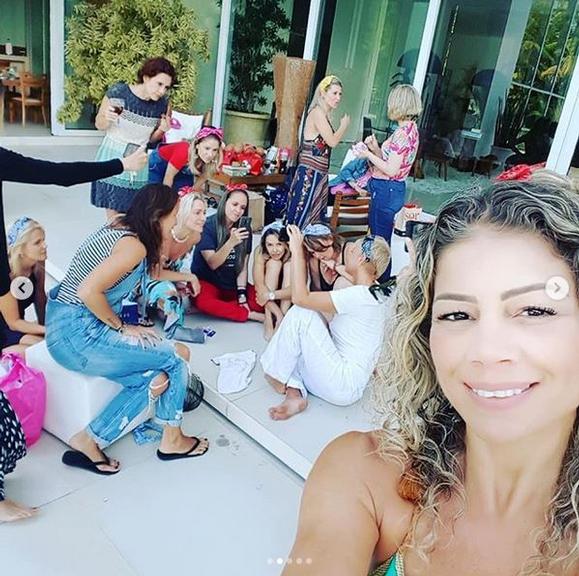 Xuxa Meneghel recebe ex-paquitas em sua casa