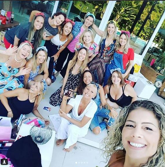 Xuxa Meneghel recebe ex-paquitas em sua casa