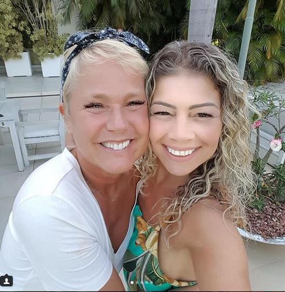 Xuxa Meneghel recebe ex-paquitas em sua casa