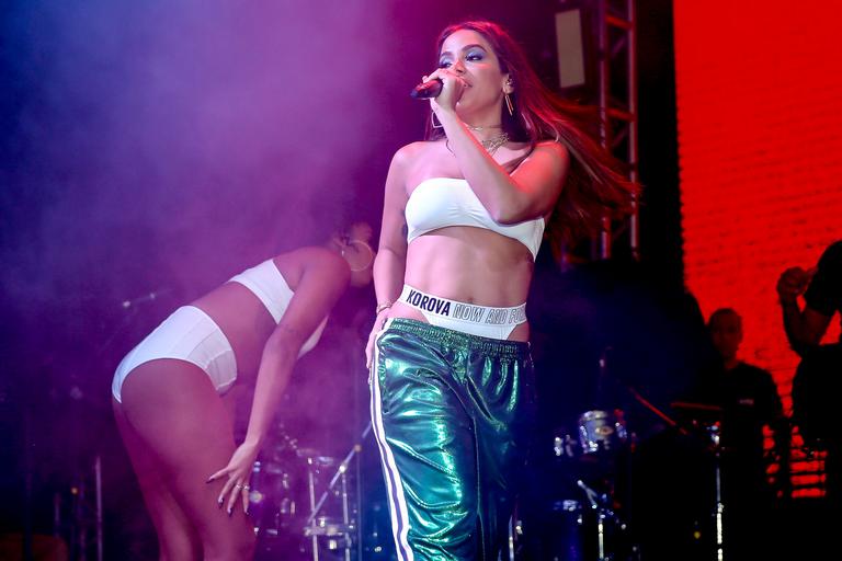 Anitta abusa da sensualidade e deixa calcinha à mostra 