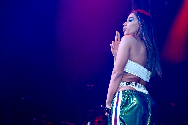 Anitta abusa da sensualidade e deixa calcinha à mostra 