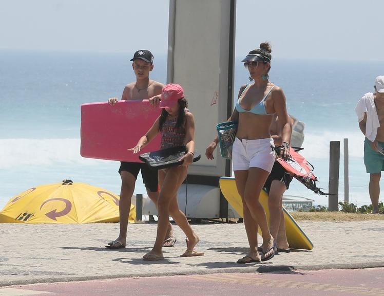 Flávia Alessandra curte dia de praia em família no Rio