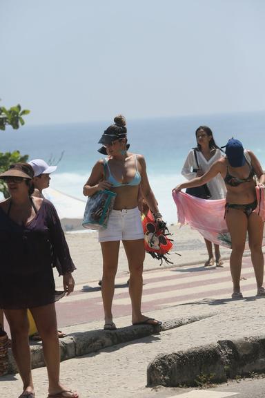 Flávia Alessandra curte dia de praia em família no Rio