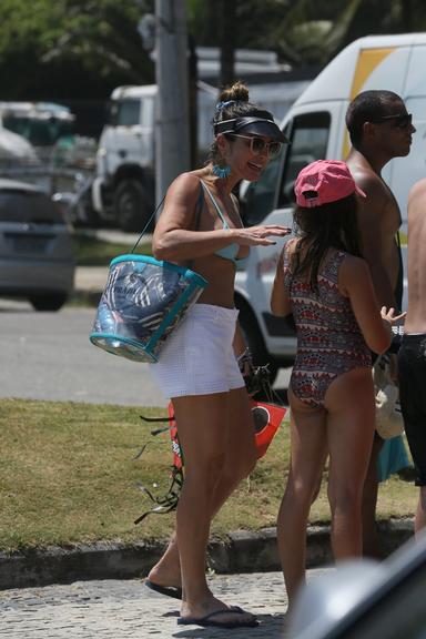 Flávia Alessandra curte dia de praia em família no Rio