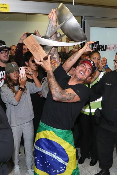 Gabriel Medina chega ao Brasil com troféu e causa tumulto