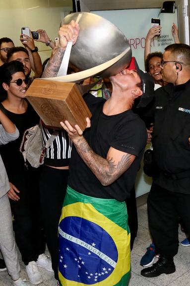 Gabriel Medina chega ao Brasil com troféu e causa tumulto