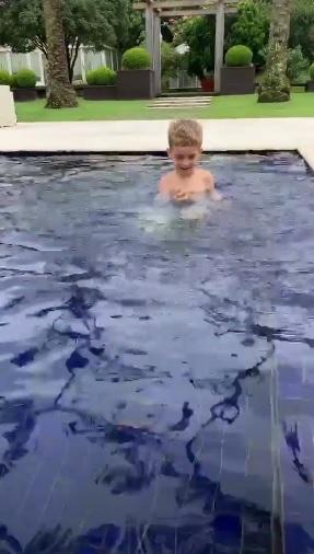 Ana Hickmann curte piscina gigante com Alexandre e o cachorrinho