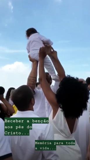 Sheron Menezzes batiza Benjamin dentro do Cristo Redentor