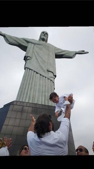 Sheron Menezzes batiza Benjamin dentro do Cristo Redentor