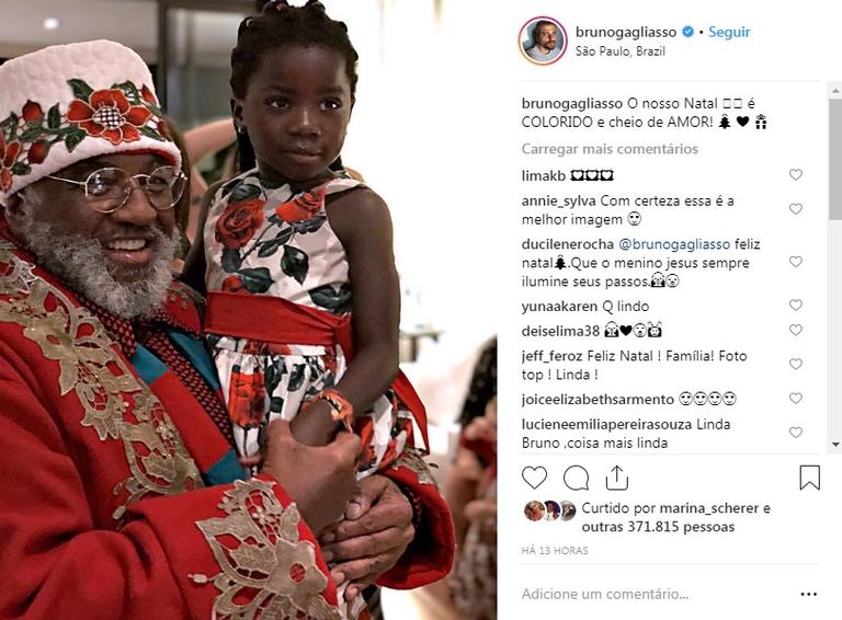 Giovanna Ewbank e Bruno Gagliasso escolhem Papai Noel negro para Titi