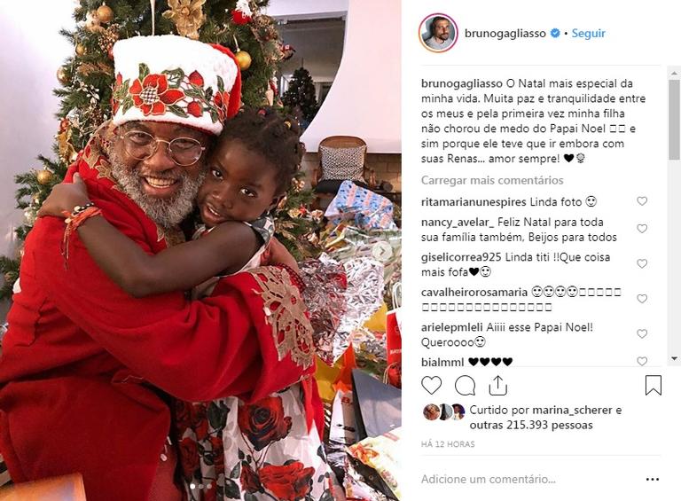 Giovanna Ewbank e Bruno Gagliasso escolhem Papai Noel negro para Titi