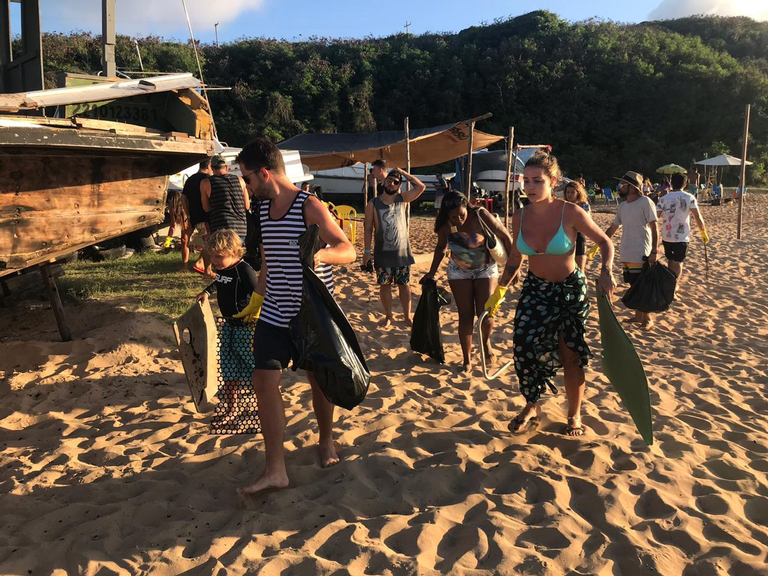 Famosos ajudam a recolher lixo na praia