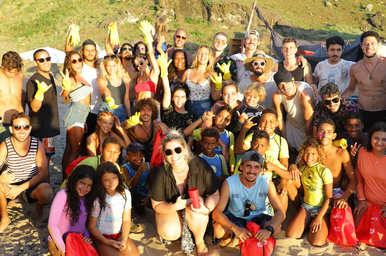 Famosos ajudam a recolher lixo na praia