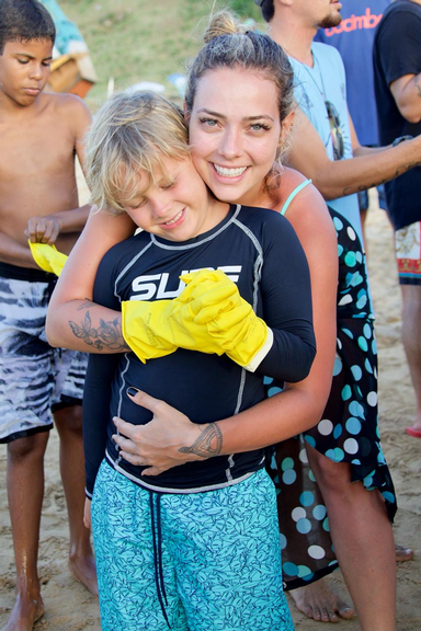 Famosos ajudam a recolher lixo na praia