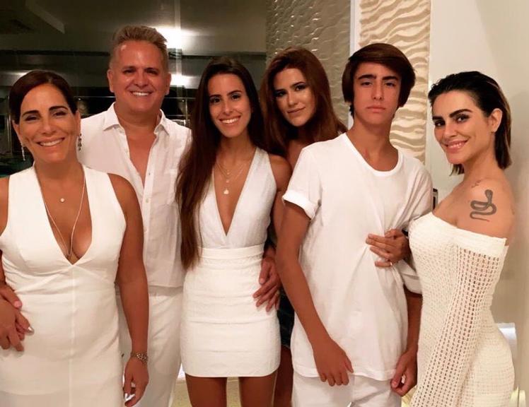 Bruna Marquezine e Cleo elegem o mesmo vestido