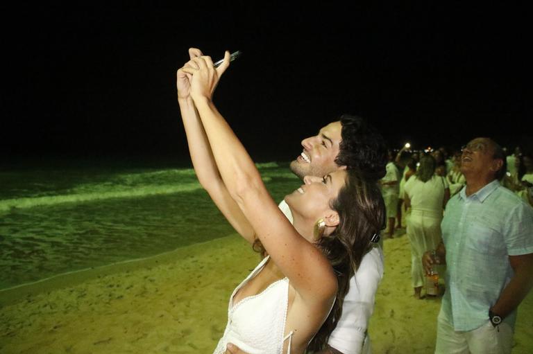 Rebeca Abravanel e Alexandre Pato em Trancoso