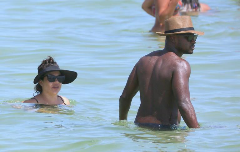 Fernanda Souza e Thiaguinho aproveitam dia na praia 