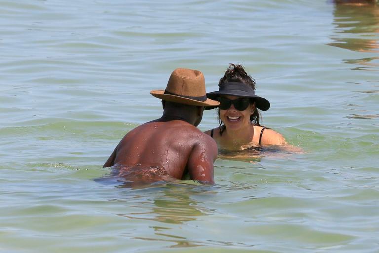 Fernanda Souza e Thiaguinho aproveitam dia na praia 