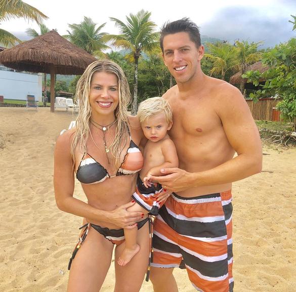 Karina Bacchi curte praia com a família