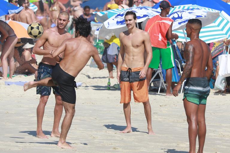 Bruno Montaleone quase mostra demais na praia