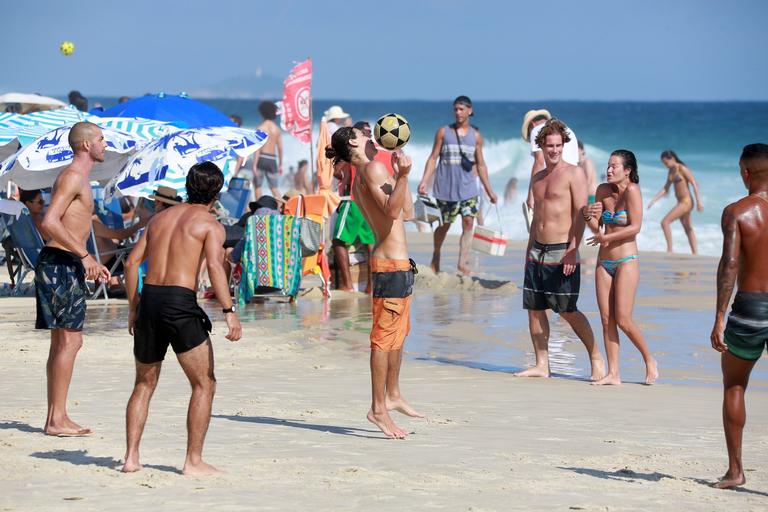 Bruno Montaleone quase mostra demais na praia