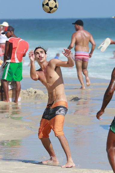 Bruno Montaleone quase mostra demais na praia