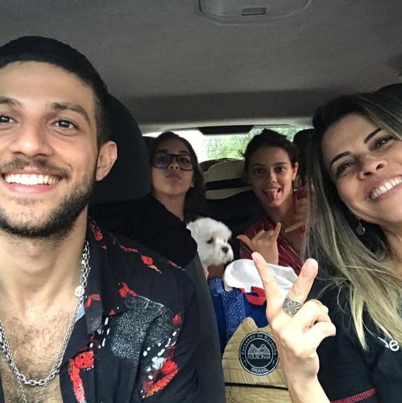 Chay Suede aproveita viagem ao lado de família