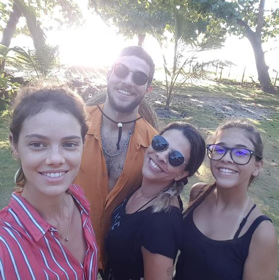 Chay Suede aproveita viagem ao lado de família