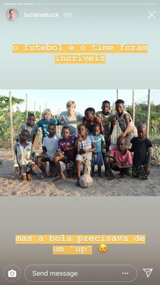 Luciano Huck doa brinquedos para crianças em Moçambique