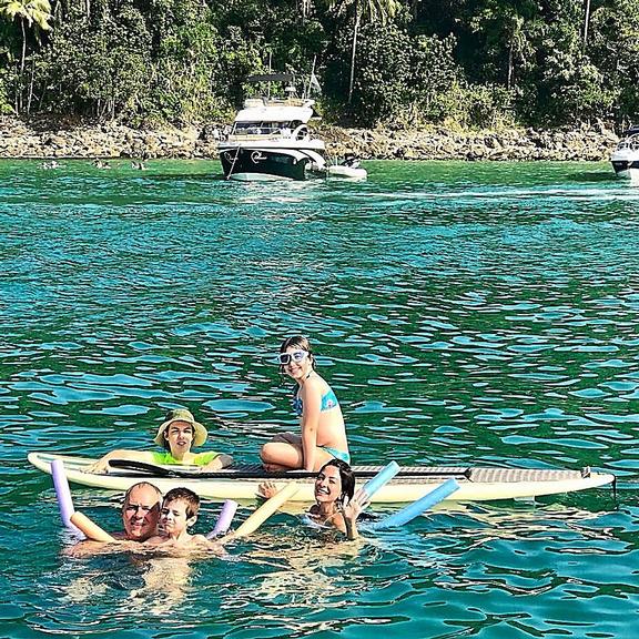 Ana Paula Padrão curte férias em família