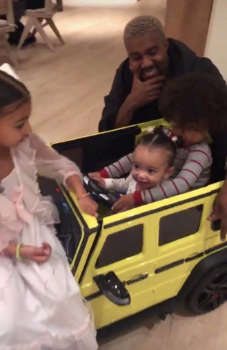 Chicago ganha carro da tia Kourtney Kardashian