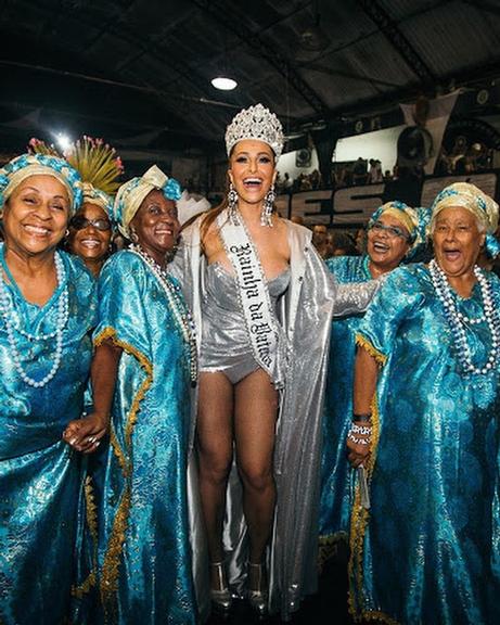 Sabrina Sato é coroada rainha de bateria da escola Gaviões da Fiel 