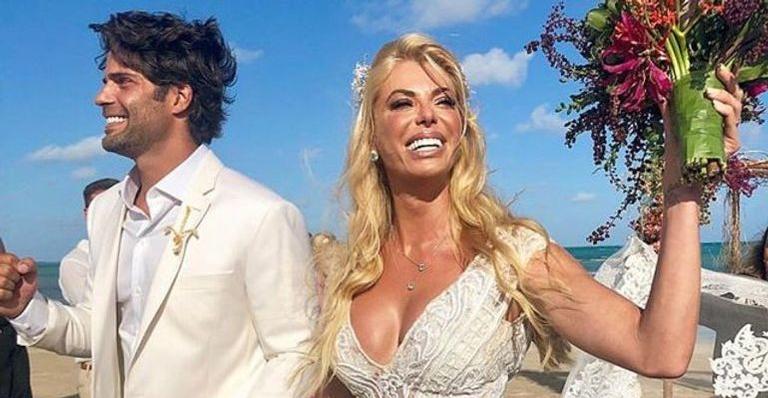 Caroline Bittencourt e Jorge Sestini se casam na praia