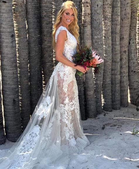 Caroline Bittencourt e Jorge Sestini se casam na praia 