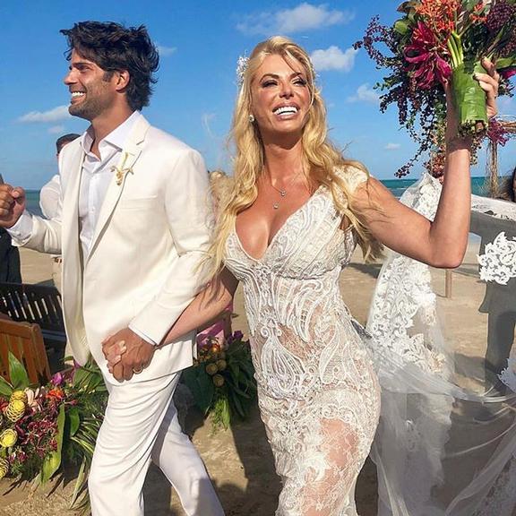 Caroline Bittencourt e Jorge Sestini se casam na praia 