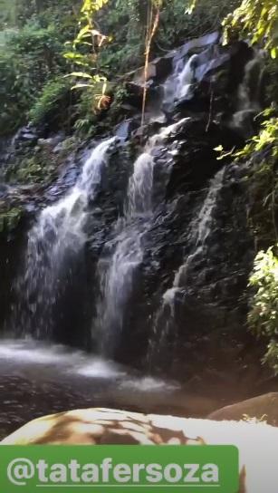 Michel Teló e Thais Fersoza aproveitam domingo na cachoeira