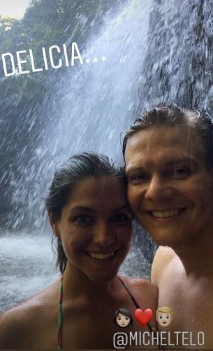 Michel Teló e Thais Fersoza aproveitam domingo na cachoeira