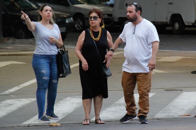 Amigos vão à missa de sétimo dia de Caio Junqueira