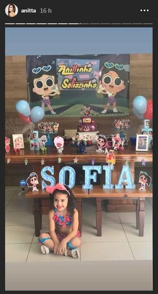 Anitta surpreende fã mirim com bolo da Anittinha 