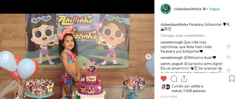 Anitta surpreende fã mirim com bolo da Anittinha 