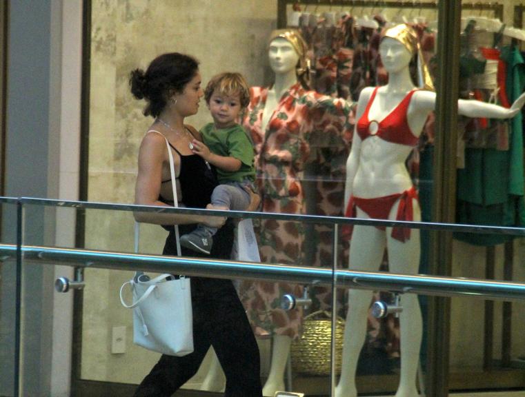 Sophie Charlotte faz compras no shopping com o filho, Otto