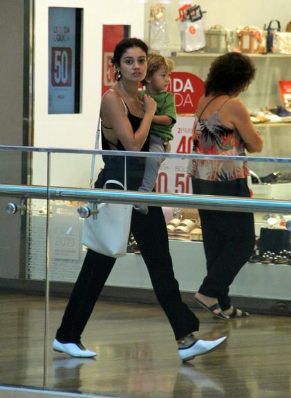 Sophie Charlotte faz compras no shopping com o filho, Otto