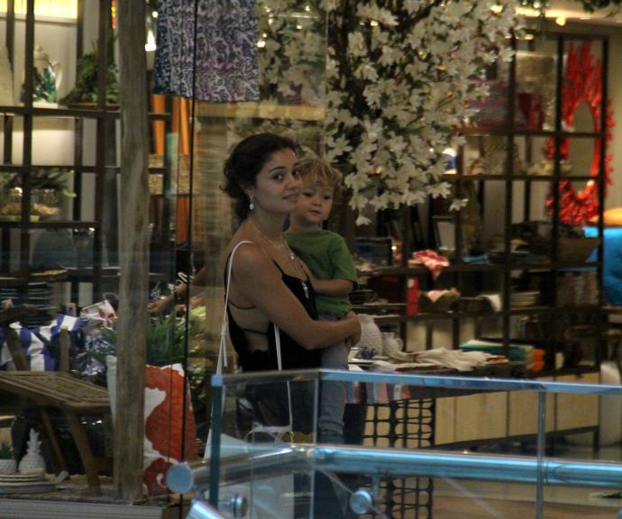 Sophie Charlotte faz compras no shopping com o filho, Otto