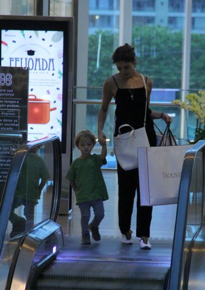 Sophie Charlotte faz compras no shopping com o filho, Otto